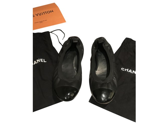 Chanel Zapatillas de ballet Negro Charol Piel de cordero  ref.258370