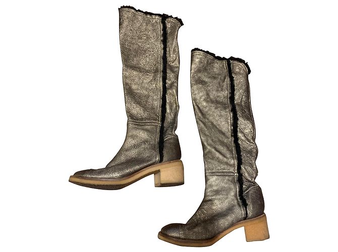 Stivali Chanel in pelle oro e nero D'oro
