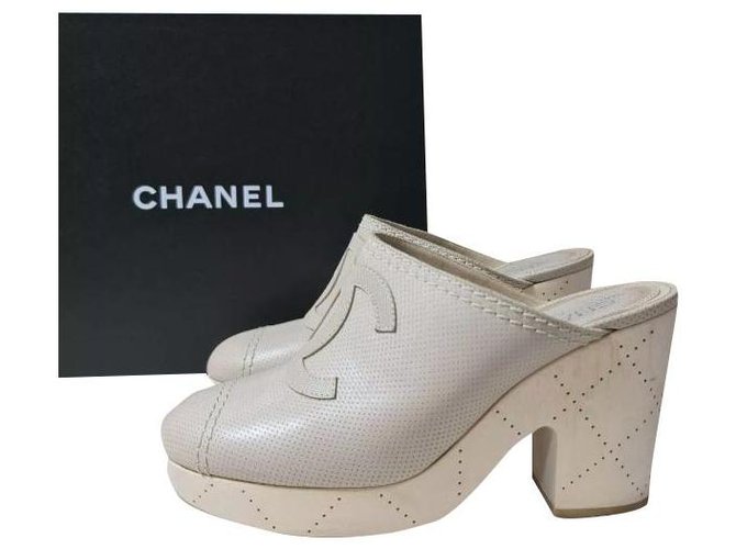 Sabot Chanel en cuir beige avec logo CC-taille 39,5  ref.258799