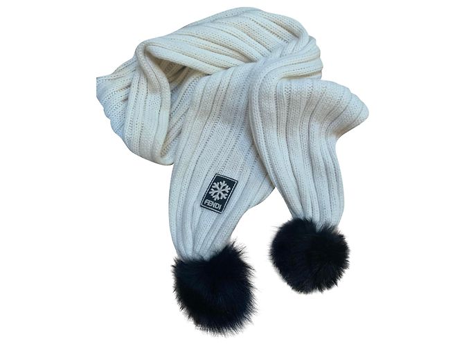 Cachecol Fendi de Cashmere Branco com Pompons de Pele Creme 