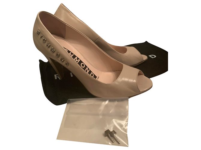 John Richmond Pumps aus Leder Creme