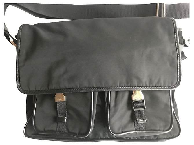 Borsa a tracolla Prada in nylon nero
