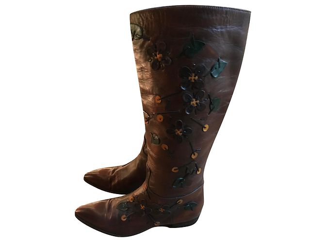 Botas altas Prada de cuero marrón con flores de cuero Castaño