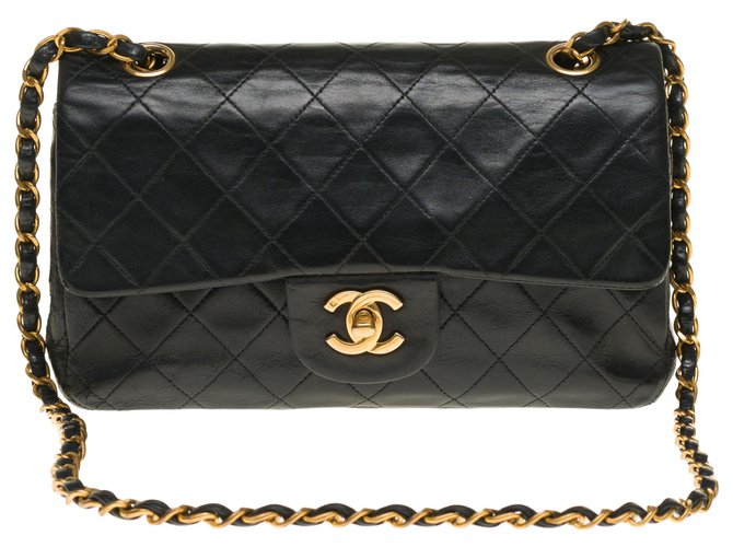 A bolsa Chanel Timeless muito procurada 23cm em couro preto acolchoado, garniture en métal doré  ref.259740