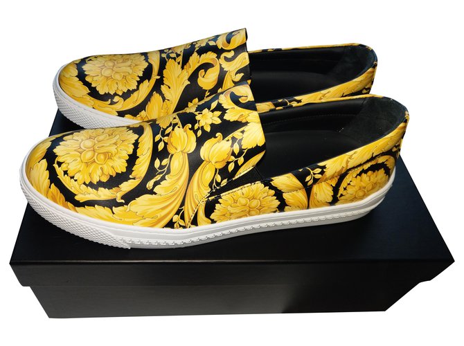 New vitello st Barocco from VERSACE size 44 Yellow Leather  ref.259955