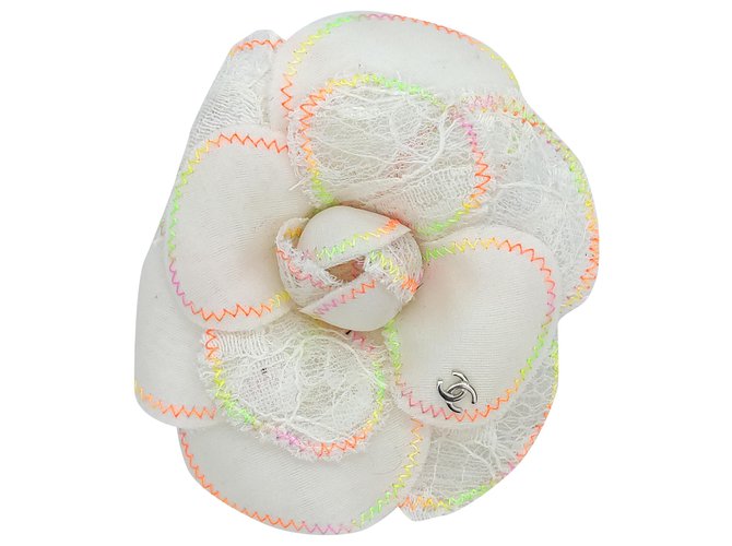 Chanel weiße Kamelienbrosche und Neonfäden Mehrfarben Baumwolle  ref.259994