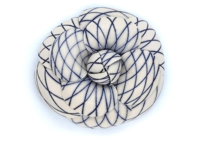 Chanel broche de rede de camélia Branco Algodão  ref.260012
