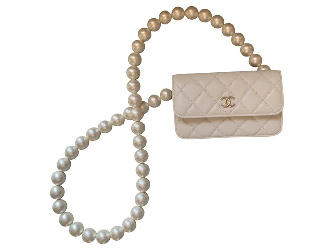 Chanel Weiße Maxi Pearl Strap Kalbsleder Clutch  ref.260524