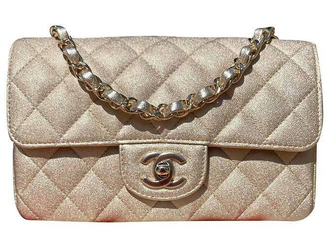 Chanel Mini pele de cordeiro acolchoada clássica ouro metálico de aba única Dourado