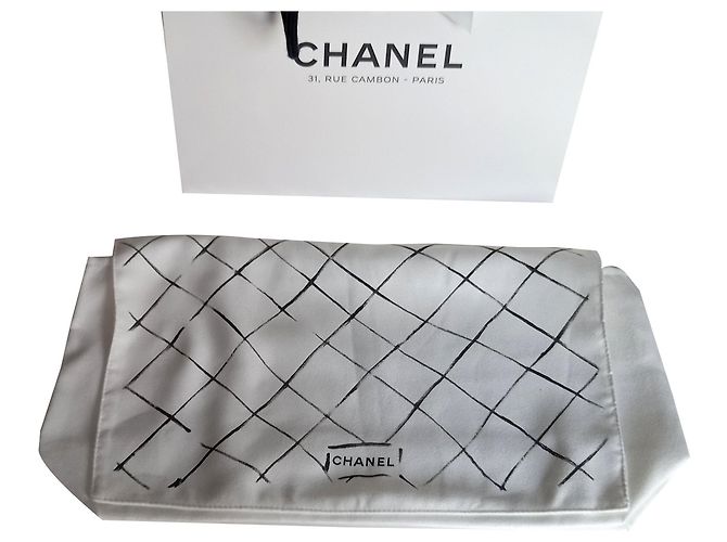 Chanel. Neuer Staubbeutel, Tasche zur Aufbewahrung einer Handtasche, Oder andere... Aus weiß