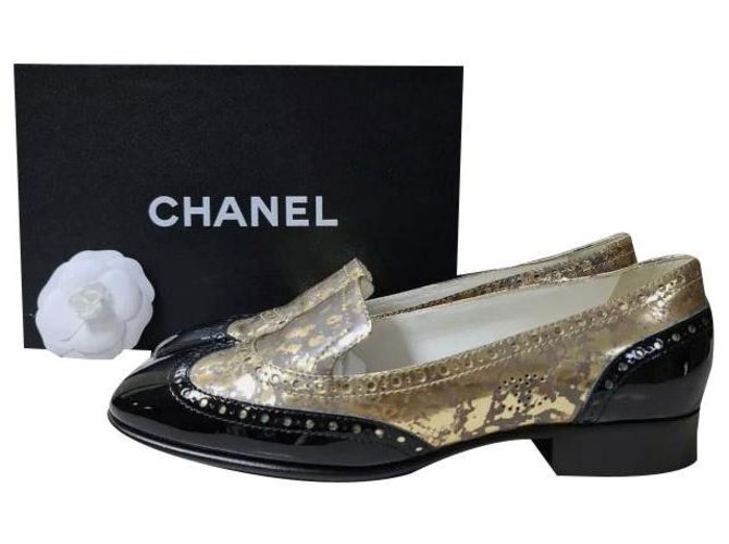 Sapatos Mocassins Chanel Ouro Preto Couro Envernizado 40 Dourado  ref.261448