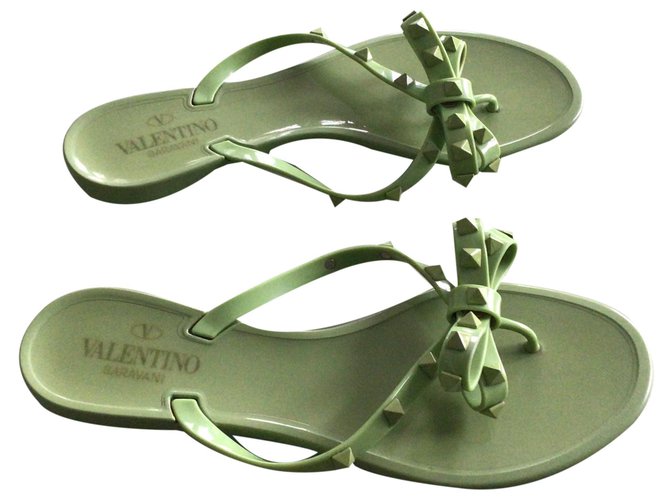 Valentino Garavani Thong sandals in light / grass green Light green Leatherette  ref.262169