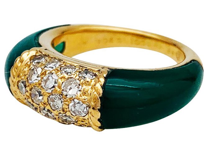 Van Cleef & Arpels ring model "Philippine" yellow gold, sparkles and green agate.  ref.262655