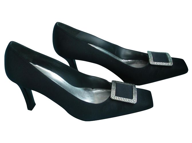 Escarpins Stuart Weitzman en satin noir avec boucle bijou Taille 41