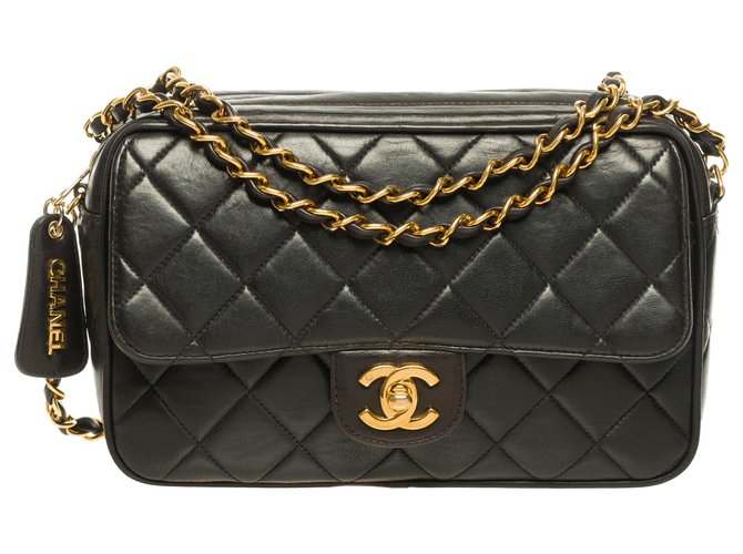 Camera Bolsa de bolso frontal excelente para câmera Chanel em couro preto acolchoado, garniture en métal doré  ref.262996