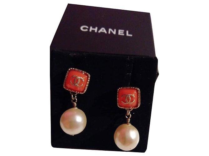Orecchini Chanel in metallo e resina oro Gold hardware