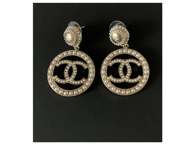 Chanel Earrings Gold hardware Pearl ref.263122 - Joli Closet