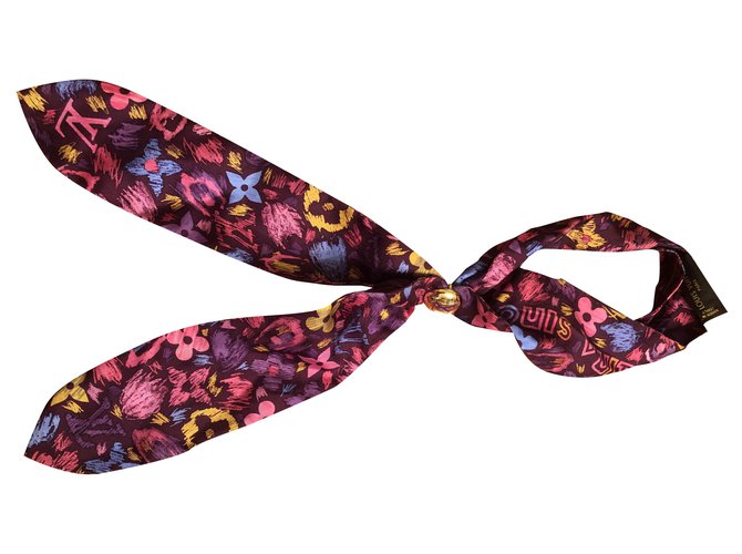 Louis Vuitton Silk scarves Multiple colors  ref.263664