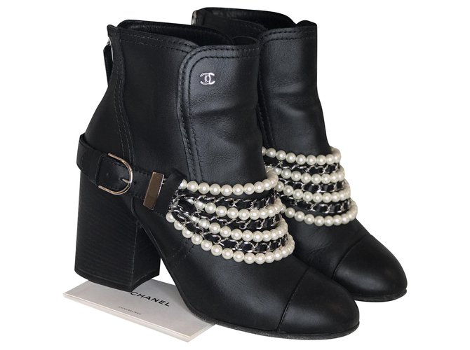 Chanel Boots with pearls and chains Black Leather  ref.263722