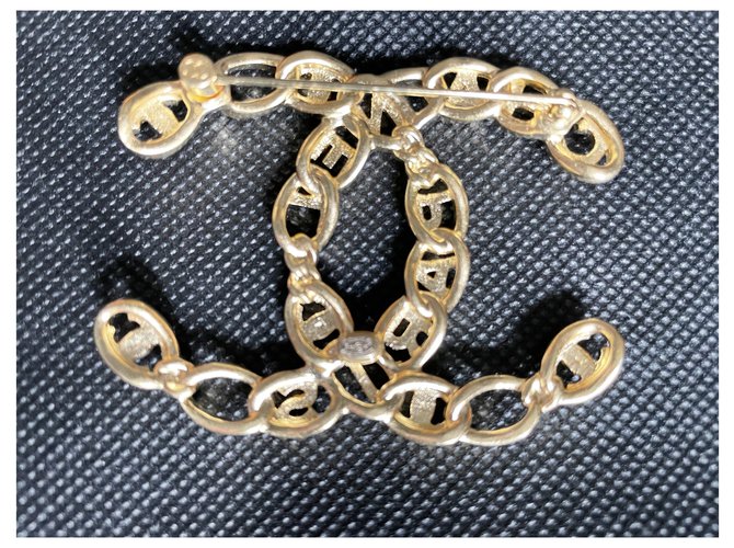 Superb chanel brooch in mint condition, gold and rhinestones Golden  ref.264153