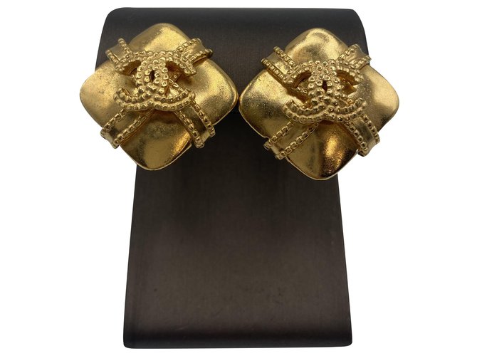 Chanel gold tone metal earrings ribbon Golden Gold-plated  ref.264179