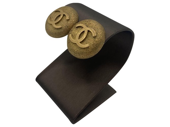 Chanel goldfarbene Metallohrringe Logo Kugel Golden Vergoldet  ref.264182