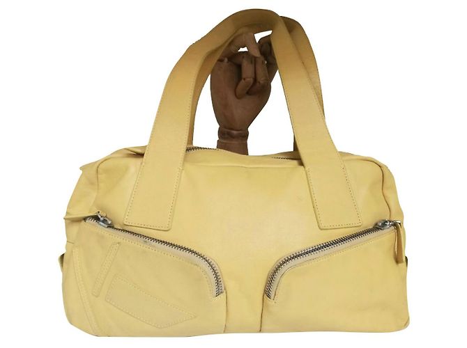 Krizia Umhängetasche aus gelbem Leder