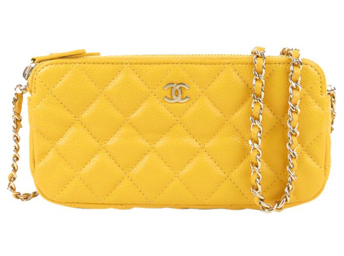 Wallet On Chain Cartera Chanel de cuero amarillo CC Caviar con cadena  ref.264356