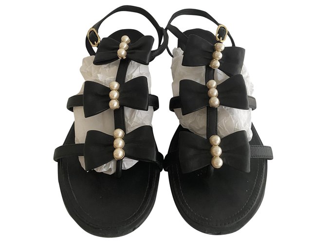 Chanel Des sandales Cuir Noir  ref.264473