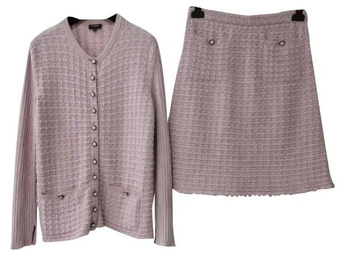 Chanel 17Conjunto de traje con falda y cárdigan Paris-Cosmopolite Botones de león Rosa Tweed  ref.264496