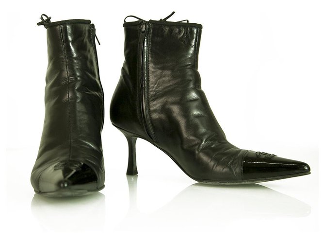 Botas de couro preto Chanel com biqueira apontada gatinho salto tornozelo sz 37.5  ref.265199