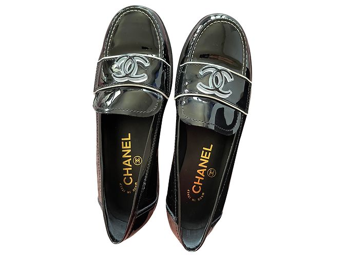 Mocasines Chanel en charol negro 35