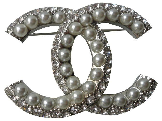 CHANEL Broche Double C perles de verre état neuf Métal Argenté  ref.265187