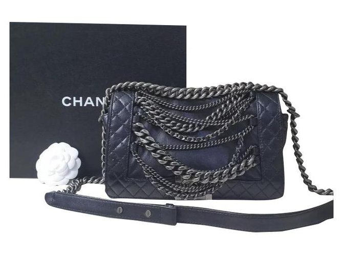 Bolso Chanel Boy mediano de piel de becerro con solapa y cadena Negro Cuero  ref.265657