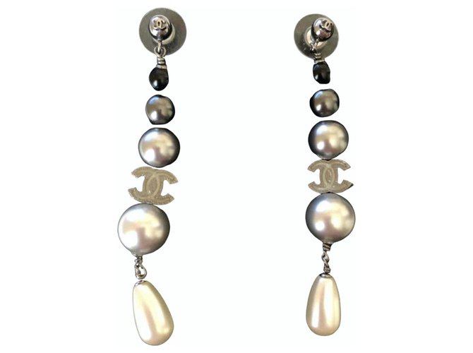 Chanel Boucles d'oreilles Perle Noir Blanc Gris  ref.265713