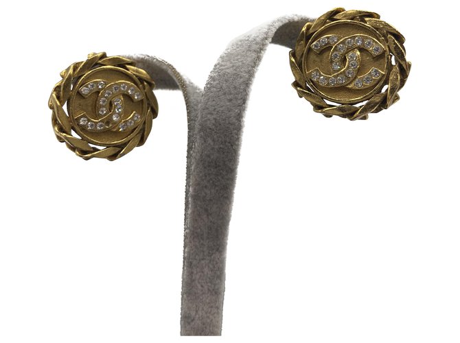 Boucles d'oreilles Chanel Strass Logo Plaqué or Doré  ref.265865