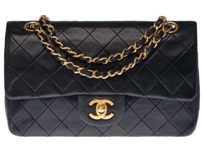 A bolsa Chanel Timeless muito procurada 23cm em couro preto acolchoado, garniture en métal doré  ref.266313