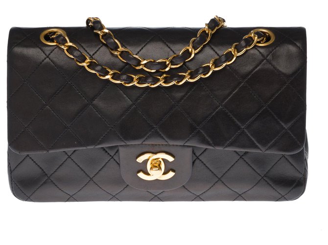 Classique Le très recherché sac Chanel Timeless 23cm à double rabat en cuir matelassé noir, garniture en métal doré  ref.266332