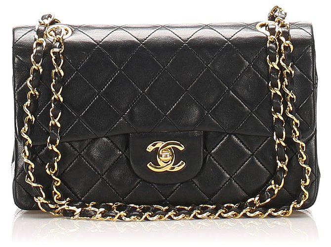 Petit sac à rabat doublé en cuir d'agneau classique noir Chanel  ref.266428