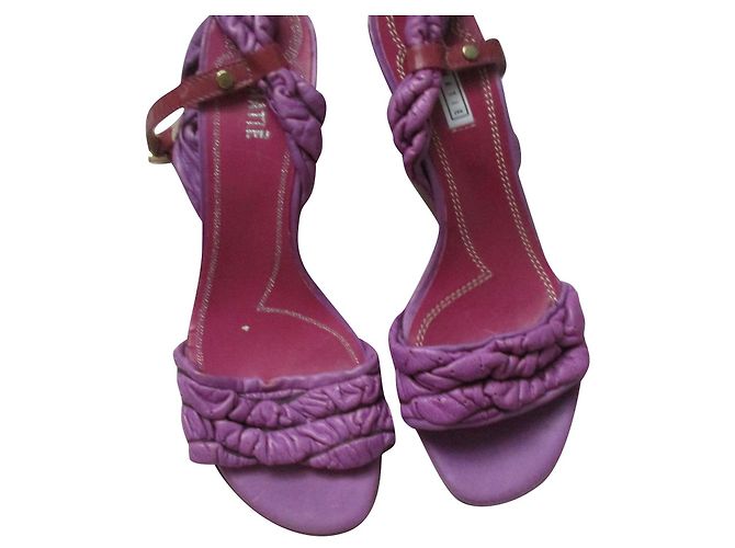 Scarpins Vic Matié em couro roxo com salto triangular de madeira