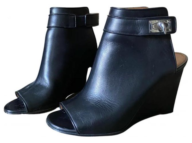 Botines de cuña peep-toe con cierre de tiburón de Givenchy Negro Cuero  ref.266721 - Joli Closet