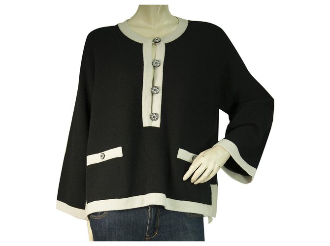 Dimensione del maglione superiore lavorato a maglia in cashmere bianco e nero di Chanel 46 con chiusura a bottone Cachemire  ref.269003