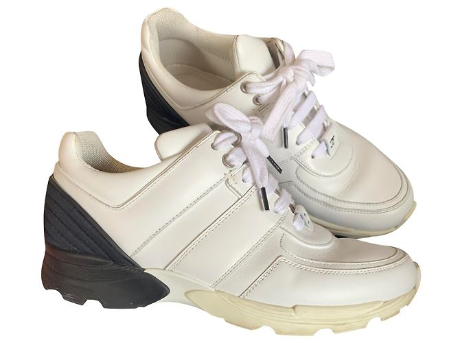 Baskets Chanel en cuir blanc
