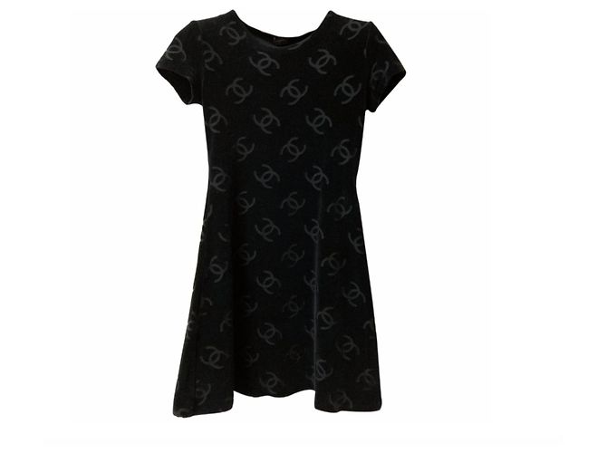 Increíble resorte CHANEL 1996 VESTIDO TERCIOPELO NEGRO.