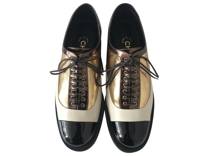 Chanel Sapatos Derby Brogue amarrados Marrom Preto Dourado Creme Couro Couro envernizado  ref.269185