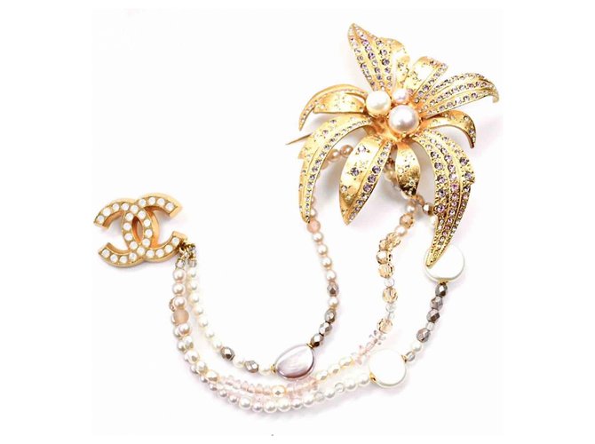 Chanel Pins & brooches Golden Metal  ref.269242