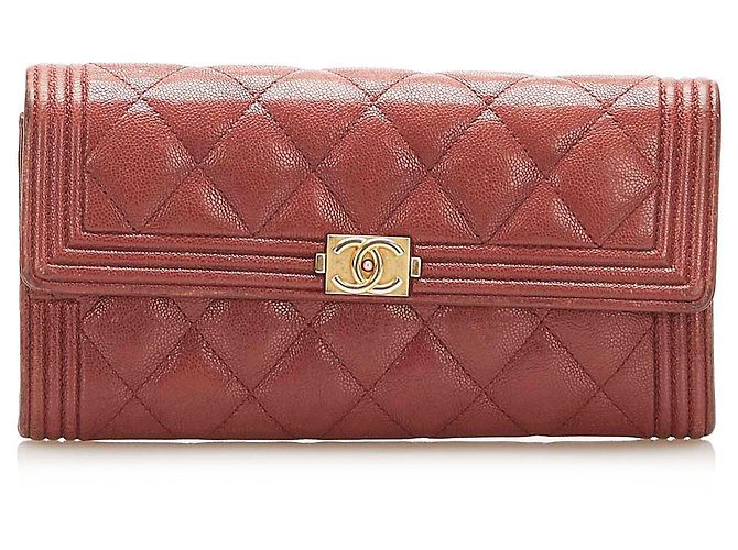 Cartera larga de piel de cordero roja Le Boy de Chanel Burdeos