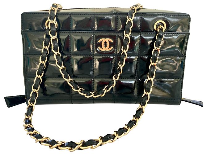 Timeless Bolso Chanel de charol negro acolchado