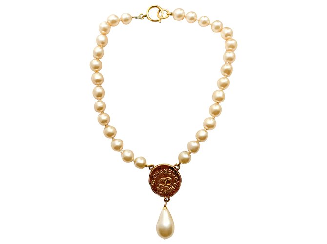 L'intramontabile collana di perle Chanel Bianco sporco Perla  ref.270148