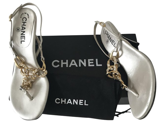 Chanel Gold Chain Strasssteine Leder Tanga Sandalen Silber Gold hardware Metall  ref.270341